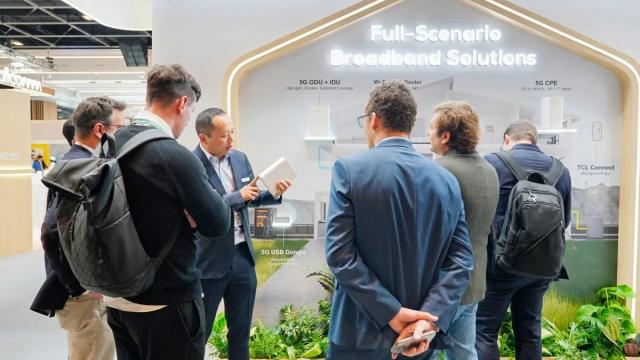 <b>TCL intră tare pe zona de broadband și AI; routere Wi-Fi 7, 5G RedCap și ceas smart pentru copii – totul cu AI și protecție F-Secure</b>TCL a profitat de prezența la Network X 2025 pentru a-și actualiza complet portofoliul de echipamente pentru rețele de acasă și conexiuni mobile, aducând în prim-plan AI-ul, securitatea integrată și standardele de ultimă generație.