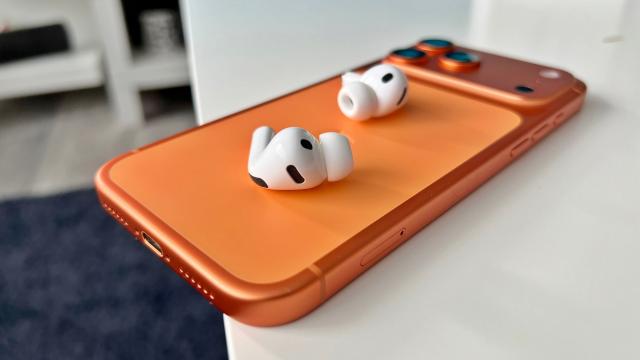 <b>Apple AirPods Pro 3 Review: primele căşti wireless cu senzor de puls şi confort sporit</b>iPhone 17 Pro Max nu a venit singur, a venit la test cu o pereche de căşti Apple AirPods Pro 3. La drept vorbind aşteptam o scuză să mai scap de ceasuri masive la încheietura, care să îmi măsoare pulsul la alergat. Nu de alta, dar noile căşti Apple au şi
