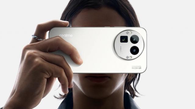 <b>Smartphone-ul care își schimbă look-ul este aici! realme GT8 Pro vine cu accesorii modulare pentru camera foto Ricoh, procesor Snapdragon 8 Elite Gen5</b>Este momentul pentru o nouă lansare importantă astăzi, cea a lui realme GT 8 Pro, un flagship care face lucrurile mai diferite față de competitorii de pe piață, iar această diferență ține de personalizare. Are în ecuație modularitatea
