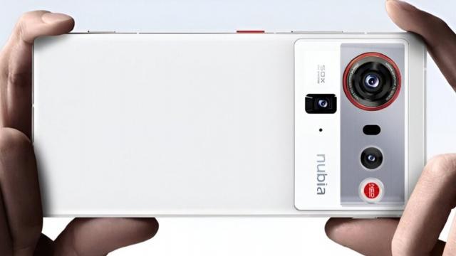 <b>Nubia Z80 Ultra vine pe 22 octombrie; Cameră personalizată, display „rapid” și baterie uriașă</b>Nubia Z80 Ultra se lansează oficial pe 22 octombrie, iar compania a prezentat deja o parte din specificațiile sale. Accentul cade clar pe cameră în cazul acestui model. Brandul chinez promite un telefon cu mult potențial, mai ales pentru pasionații