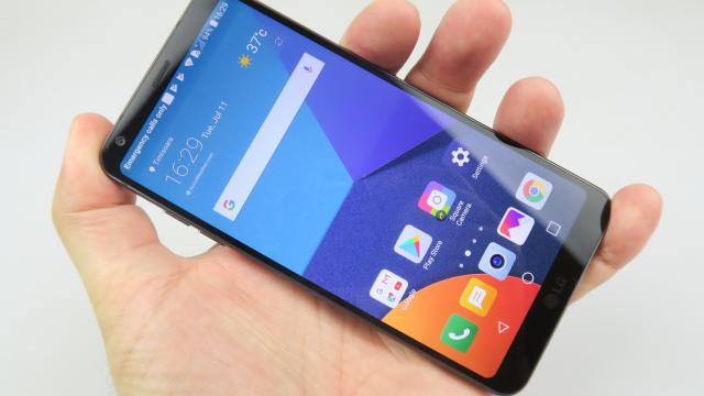 <b>LG G6: Display unic, înaintea vremurilor sale şi trendsetter</b>Dacă mai vedeţi vreodată pe undeva un telefon cu colţuri curbate şi cu HDR şi Dolby Vision să ştiţi că LG G6 a pornit acest trend. A făcut-o chiar înaintea lui Galaxy S8, indiferent ce ar spune fanii Samsung.