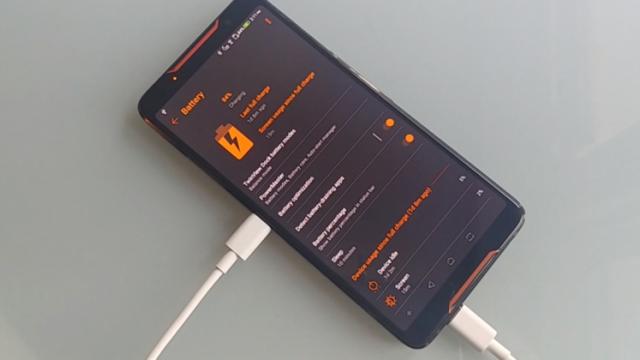 <b>ASUS ROG Phone a descoperit perpetuum mobile! Se încarcă de la el însuşi aparent (Video)</b>Ieri seară în mediul online și-a făcut apariția un clip video tare interesant ce îl are pe ASUS ROG Phone drept subiect principal, telefon care aparent se poate încărca de la el însuș. Vedem în acest material video cum folosindu-se un cablu