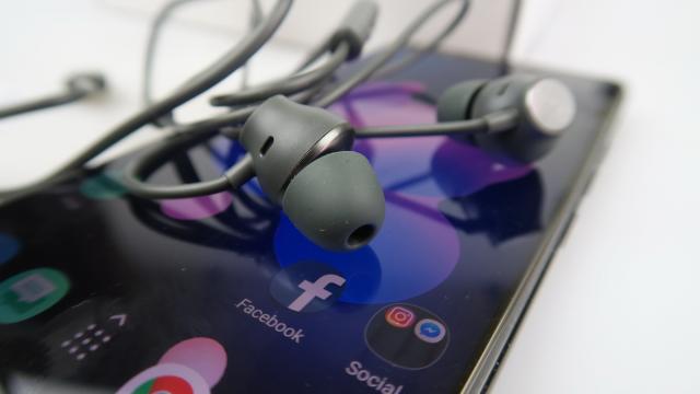 <b>HTC U12+: Multimedia cu mai mult "Sound" decât "Boom"</b>HTC-urile ultimilor ani au fost mai mereu excelente când vine vorba de difuzoare, bas, tăria sunetului, dar şi căşti. HTC are de mulţi ani difuzoare stereo, cu mult înaintea unor rivali că Samsung, care abia a implementat aşa ceva. HTC U12+ aplica reţeta