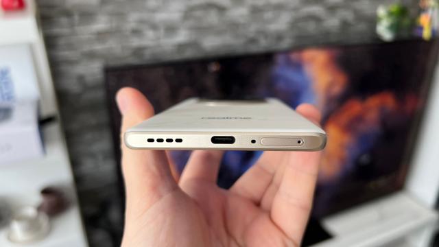 <b>realme 14 Pro: Difuzoarele stereo își fac bine treaba și ne apropiem de 100 dBA la multimedia</b>realme ne aduce difuzoare stereo și pe modelul mai accesibil din seria realme 14 și mă refer aici desigur la varianta realme 14 Pro. Este un sistem hibrid ce combină earpiece-ul de sus cu difuzorul de la bază, iar pe baza testelor