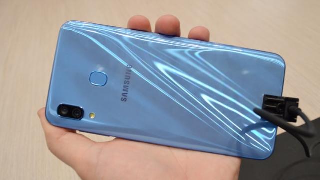 <b>Preț și disponibilitate Samsung Galaxy A30 în România</b>La scurt timp de la primele listări ale lui Samsung Galaxy A50 pe plan local iată că vine momentul să vedem și retaileri care îl pun la vânzare pe Galaxy A30, varianta mai accesibilă și cu scanner de amprente fizic în spate