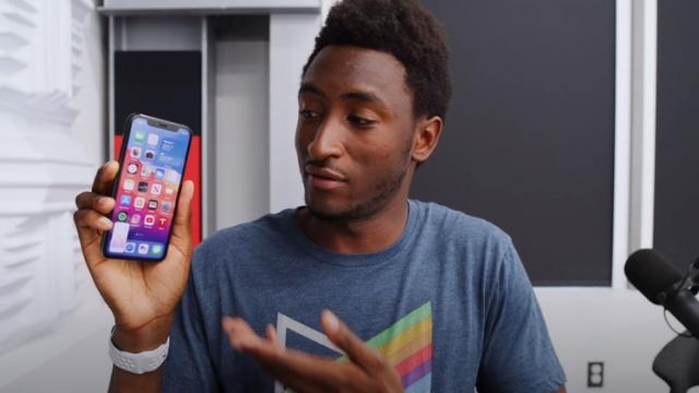 <b>Hands on cu iOS 14: Iată toate noutăţile într-un clip marca Marques Brownlee (Video)</b>Pe 22 iunie Apple a ţinut o conferinţă online WWDC 2020, în cadrul căreia a prezentat iOS 14, cu cea mai mare cantitate de noutăţi din ultimii 4-5 ani. Similarităţile cu Android sunt clare, între app drawer