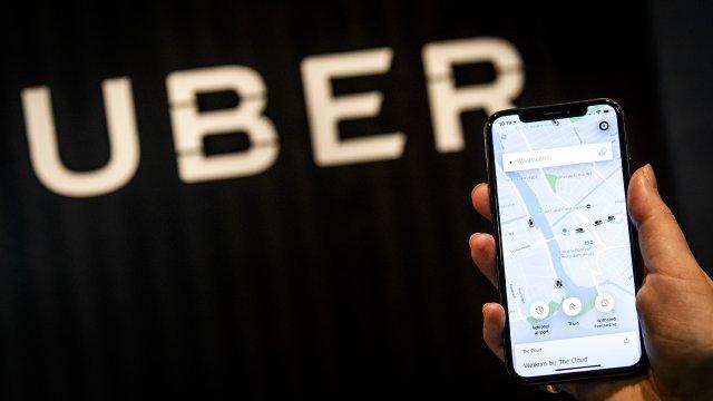 <b>Uber și taximetriștii din Budapesta își unesc forțele; Ce poate urma pentru București, România</b>Uber are planuri mari pentru Budapesta, și pare că vor să testeze un model nou de afaceri care s-ar putea să ne ajungă și în București. După o pauză de vreo opt ani, Uber se întoarce în capitala Ungariei, dar cu o schimbare de strategie - de data asta..