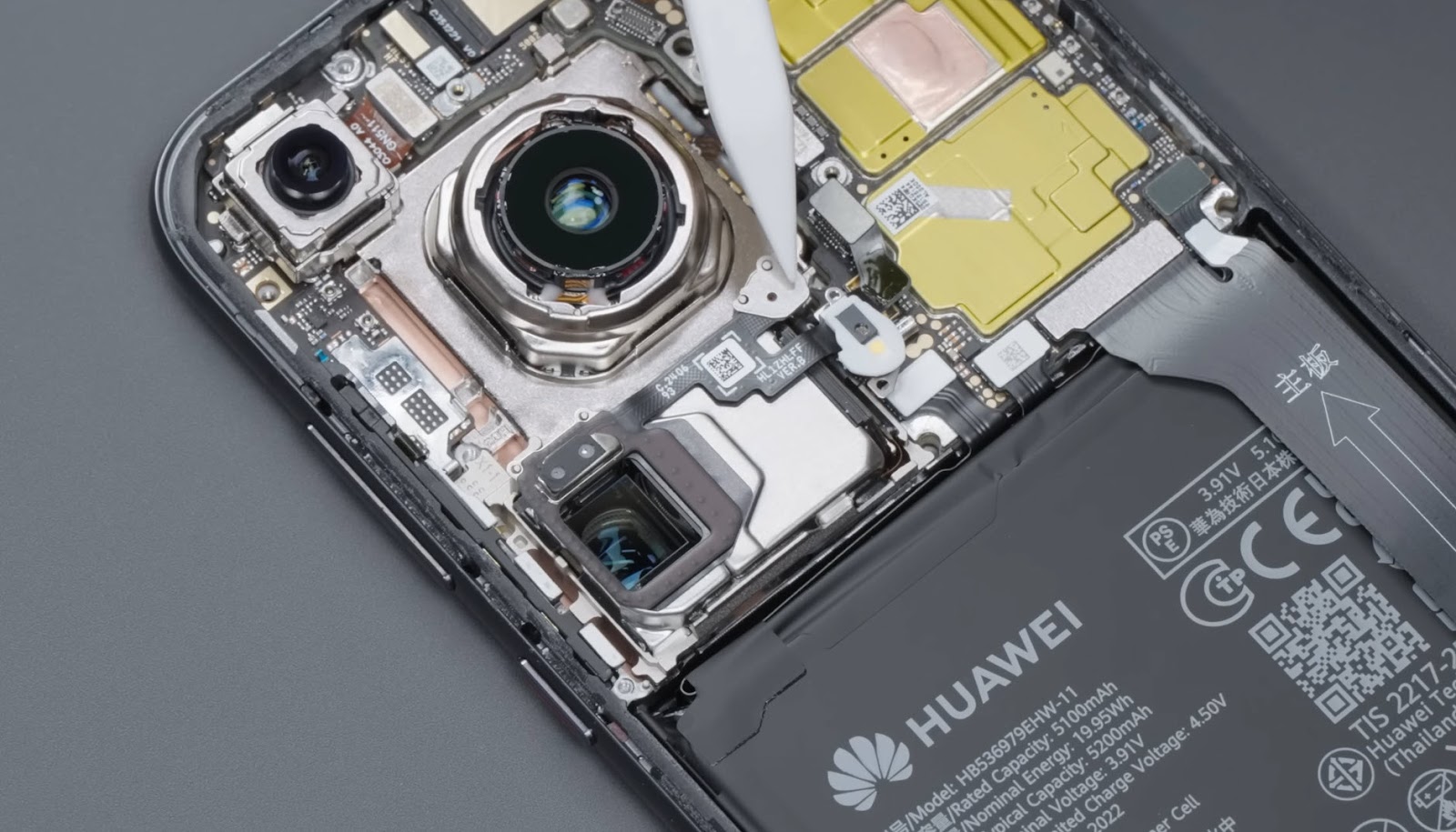 Huawei Pura 70 Ultra disecat în faţa camerei; Iată mecanismele sale complexe (Video)