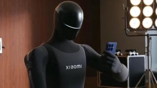 Robotul umanoid Xiaomi face fotografii cu telefonul, are mai nou „glande de transpiraţie”; Ce planuri are Xiaomi pentru CyberOne?