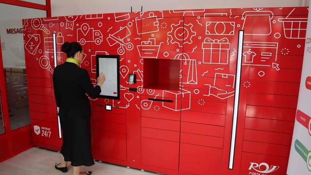 <b>Poșta Română lansează ghișeul digital disponibil 24 din 24 de ore; Un locker smart unde poți depune colete pentru expediere, plăti facturi </b>Despre o digitalizare a Poștei Române se vorbește de ani buni, iar 2022 pare anul în care lucrurile încep să se schimbe în bine. Dacă ați avut până acum treabă la Poștă, atunci cu siguranță v-ați lovit de cozi interminabile, un haos general