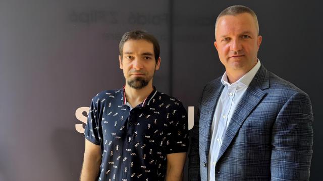 <b>„Românii cumpără mai mult Fold decât alte popoare” - Interviu cu Tiberiu Dobre, oficial Samsung Electronics România</b>Cu ocazia prezentării locale a noilor telefoane pliabile Samsung Galaxy Z Fold6 și Galaxy Z Flip6, dar și a unor căști și ceasuri noi, am avut ocazia să stăm de vorbă cu Tiberiu Dobre, vicepreședinte al Samsung Electronics în România și Bulgaria. Accentul