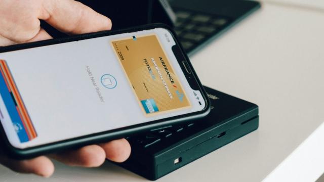 <b>Apple cedează! Compania e obligată de UE să deschidă accesul spre metode de plată alternative, diferite de Apple Pay</b>Aș zice că Apple și Google sunt doi giganți care și-au clădit o bună parte din reputație și venit pe baza monopolului când vine vorba de servicii. Au avut loc multe procese, companiile au primit amenzi usturătoare de-a lungul timpului, totul în speranța