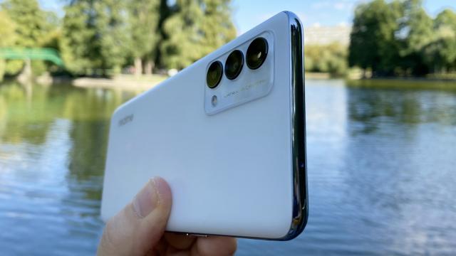 <b>realme GT Master Edition: Design artistic, alb perlat pur pe versiunea testată de noi</b>realme GT Master Edition este un telefon special, pentru că poartă amprenta şi semnătura artistului japonez Naoto Fukasawa. Inspirate de valize, trolere, bagaje şi călătorii, artistul a creat o versiune a acestui telefon cu spate acoperit cu piele vegană