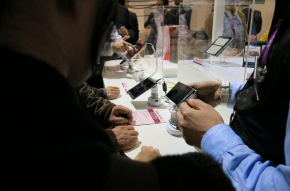 MWC 2013: NEC Medias W, telefon dual display familiar la MWC, gata de comercializare (Video): nex_media_w_02jpg.jpg