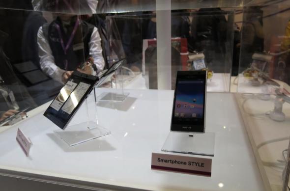 MWC 2013: NEC Medias W, telefon dual display familiar la MWC, gata de comercializare (Video): nex_media_w_03jpg.jpg