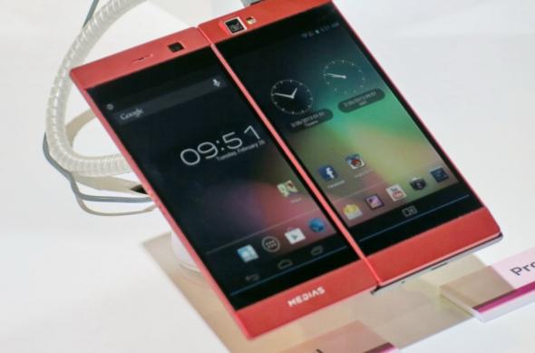 MWC 2013: NEC Medias W, telefon dual display familiar la MWC, gata de comercializare (Video): nex_media_w_06jpg.jpg