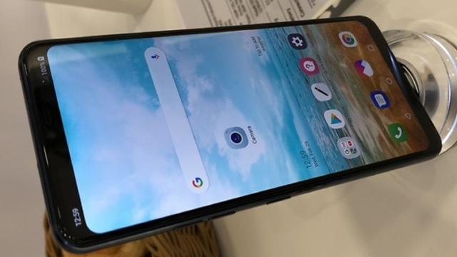 <b>LG G7 va sosi cu o funcție software ce va permite ascunderea decupajului din ecran</b>Cu doar două zile în urmă am aflat informații interesante despre flagship-ul LG G7, printre acestea numărându-se faptul că lansarea produsului este programată pentru finalul lui aprilie, urmând ca debutul în magazine să aibă loc în mai