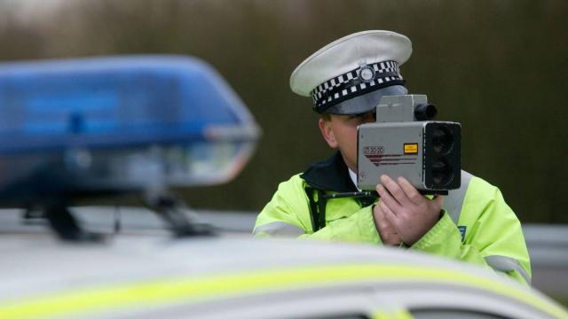 <b>Avem schimbări importante cu privire la circulația rutieră: examen auto fără polițist în mașină, semnalare radar </b>Primăvara vine cu noutăți inclusiv pe plan local unde Senatul a adoptat luni o propunere legislativă ce implică modificări la circulația rutieră. În primul rând descoperim că se dorește modificarea OUG/2002 cu privire la circulația