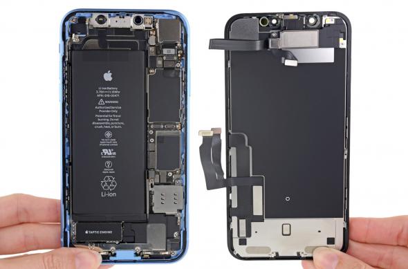 iPhone XR dezasamblat de iFixit: PwYSDWIMRcAQf5Al.huge.jpg
