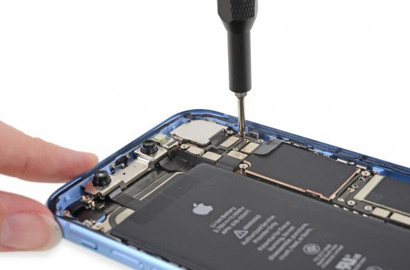iPhone XR dezasamblat de iFixit: 1414gYFb3VNVBBIe.huge.jpg