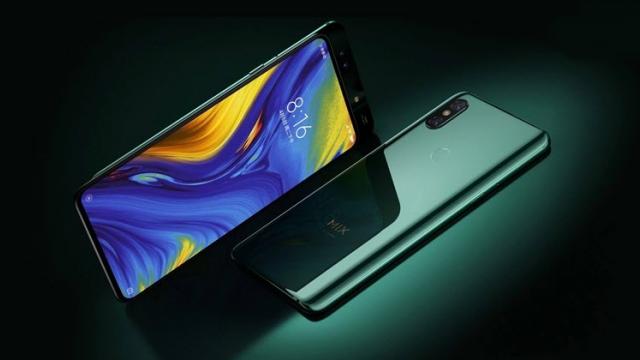 <b>Xiaomi Mi Mix 3 devine oficial cu mecanism slider și screen to body ratio de 93.4%; Are 10 GB RAM și o variantă 5G</b>Dis-de-dimineață pentru noi cei de la Xiaomi au anunțat lansarea smartphone-ului Xiaomi Mi Mix 3, terminal ce face trecerea la un nou stil de design prin adoptarea unui mecanism de tip slider pentru camera selfie. Descoperiți din rândurile