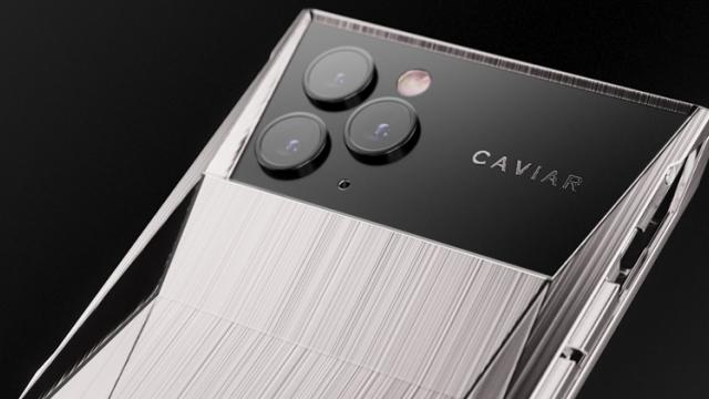<b>Nu ştii cum să îţi faci iPhone-ul mai urât? Varianta tunată CyberTruck de la Caviar ar putea fi răspunsul</b>Caviar este o firmă rusească care capitalizează pe nevoia magnaţilor şi fotbaliştilor de a avea telefoane din aur, diamante şi piele de crocodil vegan. Mai nou Caviar a produs o ediţie limitată de husă de