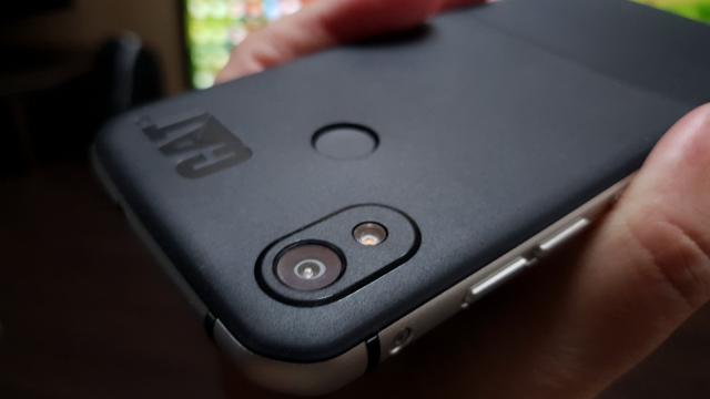 <b>CAT S52: Camera de prim plan, ceva selfie şi Bokeh, poate un HDR mic</b>CAT S52 are o singură cameră în spate şi e clar faptul că nu aceasta e funcţia sa centrală. Se vede asta şi din faptul că interfaţa camerei e ultra simplista: doar 4 opţiuni şi atât. Camera din spate are totuşi ceva pedigree: are senzorul de 12 MP..