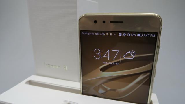 <b>Huawei Honor 8 Unboxing: cel mai arătos telefon Huawei testat de noi până acum e scos din cutie aici (Video)</b>Înainte să debuteze Huawei Mate 9 în variante Porsche Design şi Pro, aveam un alt model Huawei foarte arătos pe piaţa: Honor 8. El debuta în această vară, cu un design stilat şi acum a ajuns în teste şi la noi, iar mai jos îl scoatem din cutie.