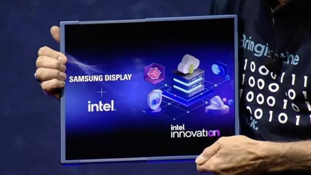 <b>Intel prezintă „PC-ul cu display glisant”, realizat în colaborare cu Samsung</b>Acum că telefoanele pliabile au intrat cât de cât în mainstream, tehnologia a început să fie folosită și pentru laptopuri. În cadrul târgului tehnologic IFA 2022 am putut vedea un prim model de la ASUS cu ecran pliabil. Totuși, se află în pregătire