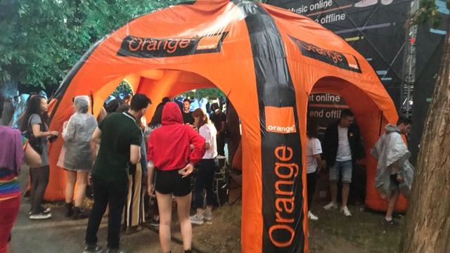 <b>Un simplu Demo al celor de la Orange dezvăluie de fapt o întreagă strategie și viitorul nostru digital</b>BIG NEWS de la Orange! Datorită eSIM, vei putea recepționa de acum încolo apelurile pe același număr de telefon, pe mai multe dispozitive! Practic dacă ai 2 - 3 - 4 telefoane, tablete, ceasuri smart compatible, dacă cineva te sună, vei putea răspunde..