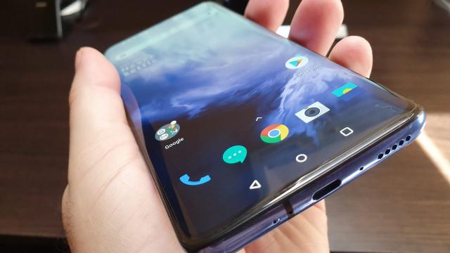 <b>OnePlus 7 Pro: Acustică stereo, "gălăgioasă", bas adânc</b>OnePlus 7 Pro bifează difuzoarele stereo, care au devenit obligatorii de la iPhone 7 încoace şi dublu obligatorii după ce au devenit norma pe Galaxy S9. OnePlus îşi completează imersivitatea video cu una audio, prin două difuzoare ce oferă stereofonie..