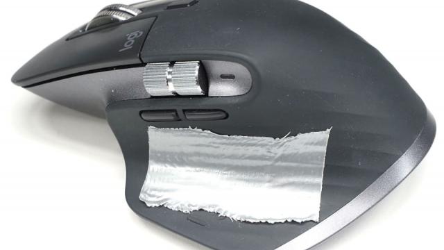 <b>Mouse-urile premium Logitech se fac lipicioase după câteva săptămâni; jurnalist japonez ironizează problema cu soluții DIY</b>Un articol publicat de jurnalistul japonez Starpa Saito pe Impress Watch a atras atenția asupra unei probleme tot mai frecvente la mouse-urile premium Logitech, în special modelul MX Master 3S. Zona cauciucată unde se sprijină degetul mare devine vizibil