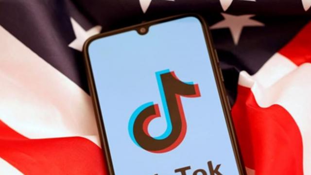 <b>Şeful FBI se declară îngrijorat cu privire la TikTok şi operaţiunile sale din SUA: poate influența opiniile americanilor</b>TikTok continuă să crească în popularitate, chiar şi după ce Joe Rogan a citit la podcastul său Termenii şi Serviciile aplicaţiei, care îţi accesau dubios de multe resurse pe telefon şi PC. Acum directorul FBI, Christopher Wray se declară la rândul său