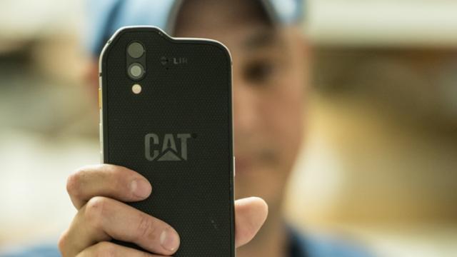 <b>CAT S61, smartphone-ul ce aduce cameră termică FLIR este disponibil la vânzare în România</b>Începând din această lună debutează pe plan local și smartphone-ul CAT S61, terminal prezentat inițial în cadrul târgului de tehnologie MWC 2018 și care este descris drept o unealtă de lucru. Această afirmație este făcută datorită