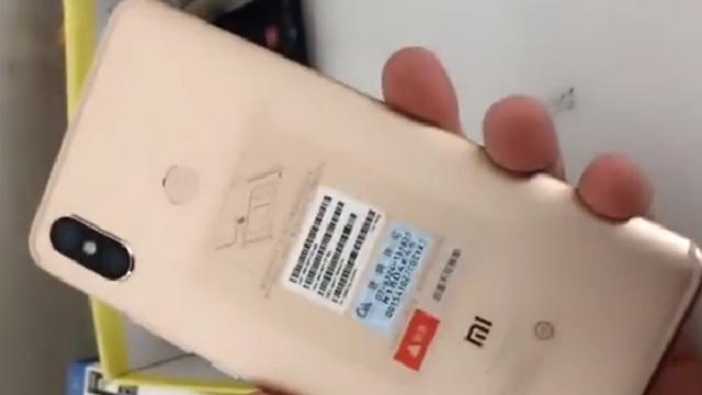 <b>Xiaomi Mi Max 3 în varianta Gold ni se dezvăluie online; Sunt confirmate și o parte dintre dotări</b>În această lună așteptăm ca cei de la Xiaomi să aducă pe piață și uriașul phablet Xiaomi Mi Max 3, un terminal cu ecran de 6.9 inch care apare aproape zilnic în noi leak-uri. Deși cantitatea de informații este uriașă, încă nu avem o dată de lansare