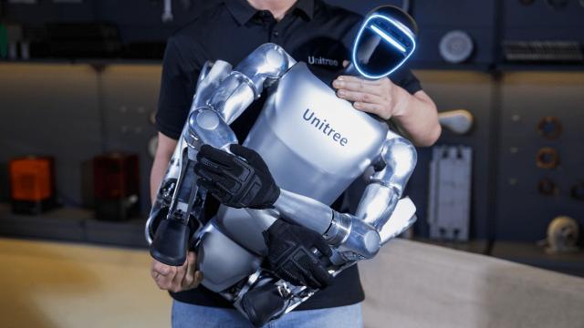 <b>Colaborare neașteptată: Amazon folosește roboți din China și vehicule Rivian pentru livrarea coletelor</b>Amazon testează un robot umanoid chinezesc pentru livrări, într-un proiect intern care combină vehicule electrice Rivian cu roboți autonomi dezvoltați de compania Unitree. Modelul testat, H1, costă în jur de 16.000 de dolari și este deja folosit într-o..