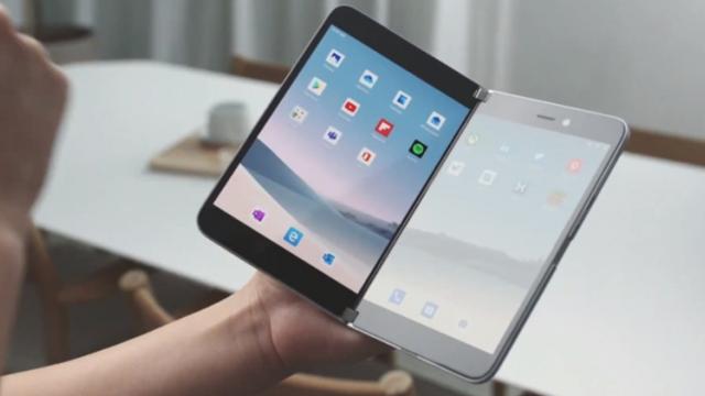 <b>Cum se simt Microsoft Surface Neo şi Surface Duo în mână: impresii despre noile terminale cu două ecrane (Video)</b>Microsoft a anunţat jumătate de duzină de produse hardware în această săptămână, toate din seria Surface. E vorba de căşti, tablete, un telefon şi un laptop. Cei de la Windows Central au avut ocazia să pună mâna pe terminale