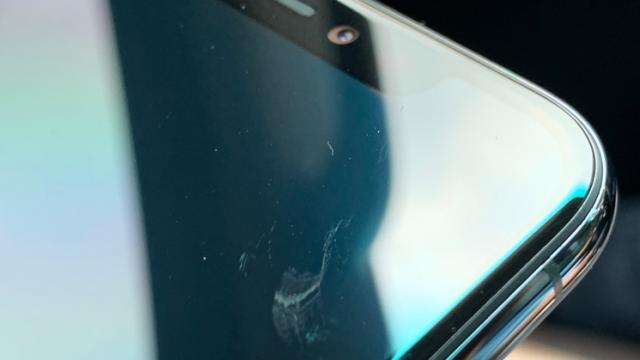 <b>Noi probleme pentru iPhone 11! Utilizatorii afirmă că ecranul se zgârie prea ușor, chiar și în buzunar</b>Orice mare lansare de telefon Apple se lasă cu probleme, iar noua generație iPhone 11 nu face excepție. După ce anterior descopeream faptul că telefonul este un magnet de praf, mai ales în zona sticlei glossy din