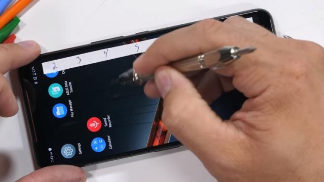 <b>ASUS ROG Phone II este zgâriat, îndoit şi ars; Cum se descurcă la testele de rezistenţă JerryRigEverything? (Video)</b>Având în vedere cât de des am început să vedem testele de rezistenţă ale lui JerryRigEverything şi cât de des au aceleaşi rezultate, începem să nu le mai înţelegem relevanța. De această dată a ajuns pe masa