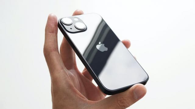 <b>Adio iPhone „mini”; Apple renunță definitiv la telefoanele compacte</b>Dacă încă mai sperai la un iPhone „mini” nou, vestea de azi nu e tocmai bună. Apple nu pare să mai aibă în plan lansarea unui model de dimensiuni reduse. Astfel, iPhone 13 Mini pare să rămână în istorie, drept cel mai compact model Apple din istorie. Info