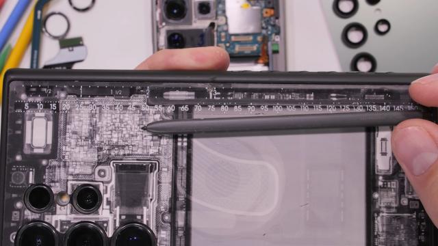 <b>Surpriză! Samsung Galaxy S25 Ultra are la interior sistemul de încărcare pentru S Pen, semn că un stylus cu Bluetooth ar putea fi oferit curând opțional (Video)</b>Recent JerryRigEverything a realizat testul de durabilitate pentru Galaxy S25 Ultra, noul cameraphone din portofoliul Samsung. O controversă s-a iscat odată cu informația conform căreia Samsung ar urma să ofere un S-Pen cu Bluetooth, contra cost