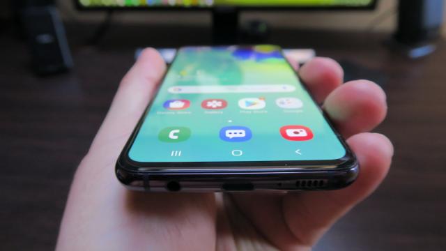 <b>Android 12 vine și pe seria Galaxy S10 la pachet cu One UI 4.0; Actualizarea se distribuie pe S10, S10e și S10+ </b>Au trecut mai puțin de 12 ore de la sosirea actualizării la Android 12 pentru utilizatorii de terminale Galaxy S20 și iată că Samsung ne surprinde, demarând procesul de update la versiunea stabilă One UI 4.0 și pentru seria Galaxy S10