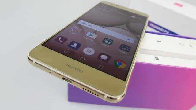 <b>Huawei P10 Lite Unboxing: mai mult decât Lite, midranger arătos pe auriu (Video)</b>După ce am testat Huawei P10 şi Huawei P10 Plus, e acum rândul versiunii Lite să ne ajungă pe masa de teste. Huawei P10 Lite are un nume stilizat că Huawei PX Lite, după cum vedeţi pe cutia să compactă. Telefonul sosea la noi în ţara în aprilie, cu mult..