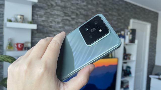 <b>Xiaomi 15 are detalii dezvăluite: cameră, procesor, ecran</b>Zilele trecute aflăm că Xiaomi 15 Pro ar urma să vină cu un senzor foto de 1 inch la bord şi cu 3 camere de 50 de megapixeli, iar acum avem informaţii şi despre Xiaomi 15 Pro. Şi nu puţine! Terminalul a ajuns la urechile
