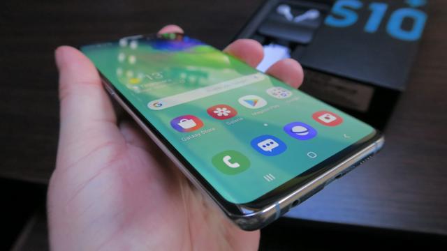 <b>Samsung Galaxy S10+: Benchmark-uri de podium sau top 5 când intră Apple în ecuaţie</b>Samsung Galaxy S10+ ne-a sosit la teste în versiunea cu procesor Exynos 9820, 8 GB RAM şi 128 GB stocare. Nu ar fi stricat să vedem şi un model ceramic cu 12 GB RAM şi 1 TB de stocare, dar asta rămâne pe altă dată. Sunt şi tare curios să aflu în ce măsură