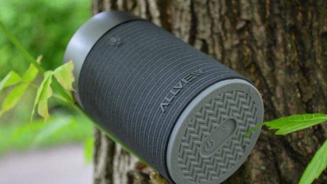 <b>Allview V-Bass Review: difuzorul smart cu Amazon Alexa de care ai nevoie, acasă, la birou sau pe bordul maşinii (Video)</b>Pe masa noastră de teste s-a aflat de curând și boxa smart Allview V-Bass, un dispozitiv inteligent echipat cu asistentul vocal Amazon Alexa. Noi vi-l oferim la concurs și aveți ocazia totodată să aflați care sunt principalele sale funcții și