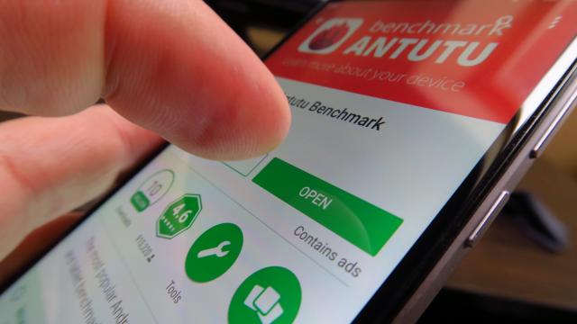 <b>Xiaomi Redmi Note 4X: Benchmark peste unele modele mid-range cu pretenţii din 2017</b>Xiaomi Redmi Note 4X are dotări bune pentru 2016 şi 2017 şi mă refer aici la CPU-ul Snapdragon 625, văzut şi pe Moto Z Play, Zenfone 3 sau Huawei Nova, dar şi RAM-ul dual channel de 3 sau 4 GB. Ca atare ar trebui să livreze performanţa de top în zona..