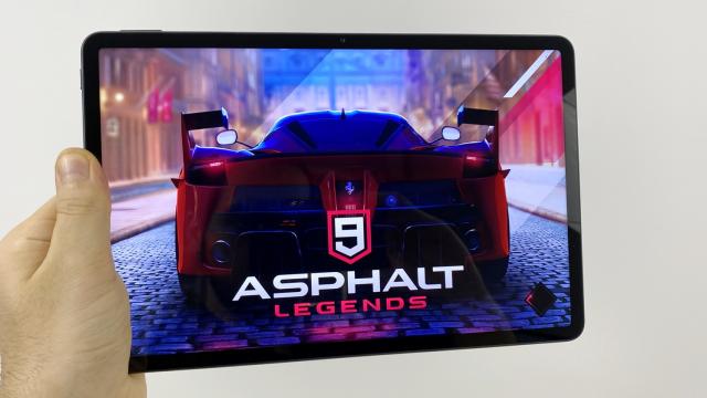 <b>Huawei MatePad 11: Benchmark-uri de campion, revenirea Snapdragon-ului</b>După o perioadă dificilă pentru Huawei, compania a reuşit să obţină un parteneriat cu Qualcomm, care aduce procesoare de top pe terminalele sale. Huawei MatePad 11 este un simbol al acestei reveniri, propunând cel mai puternic CPU Snapdragon folosit