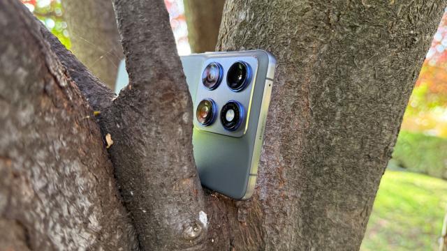 <b>Motorola edge 70: Cameră duală ca pe rivali, cu rezultate bune la closeup, culori și selfie</b>Motorola edge 70 a pierdut o cameră importantă de la predecesor și mă refer la cea telephoto care era chiar utilă și își făcea treaba, având stabilizare OIS și zoom optic 3x. Ne mulțumim pe acest telefon subțire doar cu wide