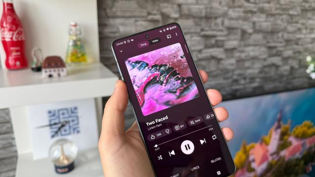 <b>Motorola edge 70: Acustica nu e tocmai punctul forte, dar hei, măcar are 2 difuzoare</b>Citeam acum câteva zile despre cazuri în care mulți cumpărători de iPhone Air deși fascinați de telefonul subțire din buzunar, îl returnau din cauză că avea doar un singur difuzor. Este un sacrificiu făcut de dragul taliei reduse și partea
